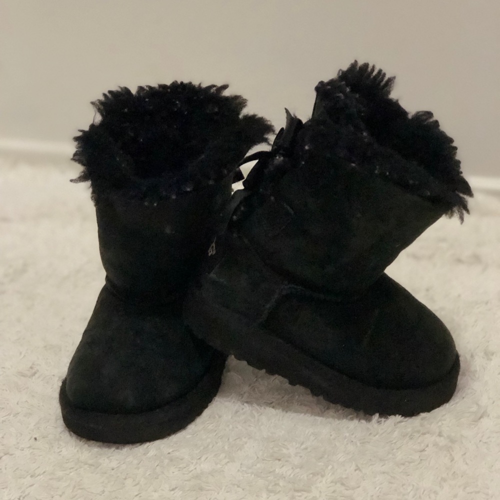 Black Ugg Bow boot - Picture 2 of 3